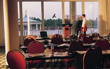 Courtyard By Marriott Maschsee 4*