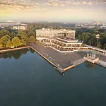 Courtyard By Marriott Maschsee Hotel