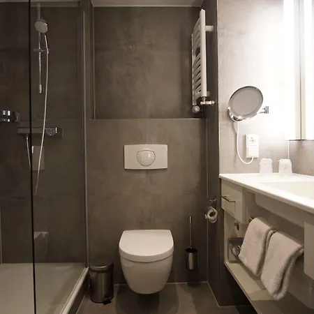 Courtyard By Marriott Maschsee 4*