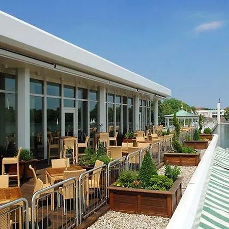 Courtyard By Marriott Maschsee 4*