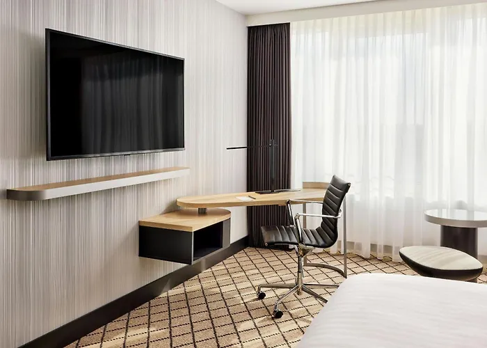 Courtyard By Marriott Maschsee Hotel