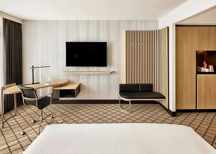 Courtyard By Marriott Maschsee 4*